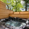 打たせ湯付の広い温泉露天風呂